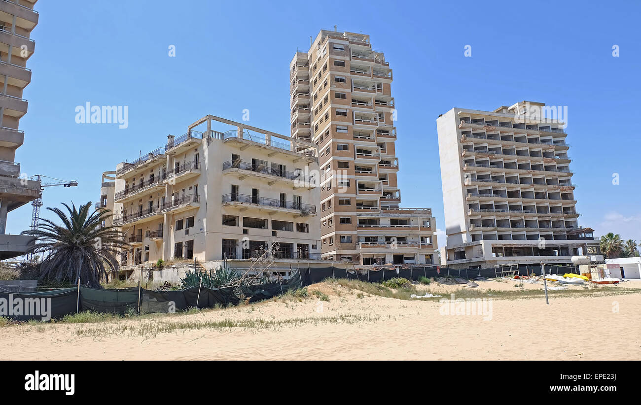 Fantasma abbandonate abbandonate hotel sulla spiaggia a Famagusta Cipro Foto Stock