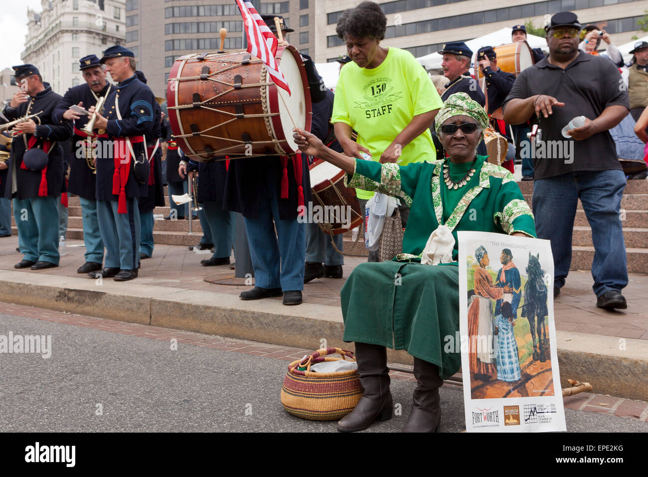 Washington, DC, Stati Uniti d'America. Il 17 maggio 2015. Migliaia di guerra civile reenactors marzo su Pennsylvania Avenue per celebrare il centocinquantesimo anniversario della Grand Review Victory Parade, che segnò la fine della Guerra Civile Americana nel 1865. Credito: B Christopher/Alamy Live News Foto Stock