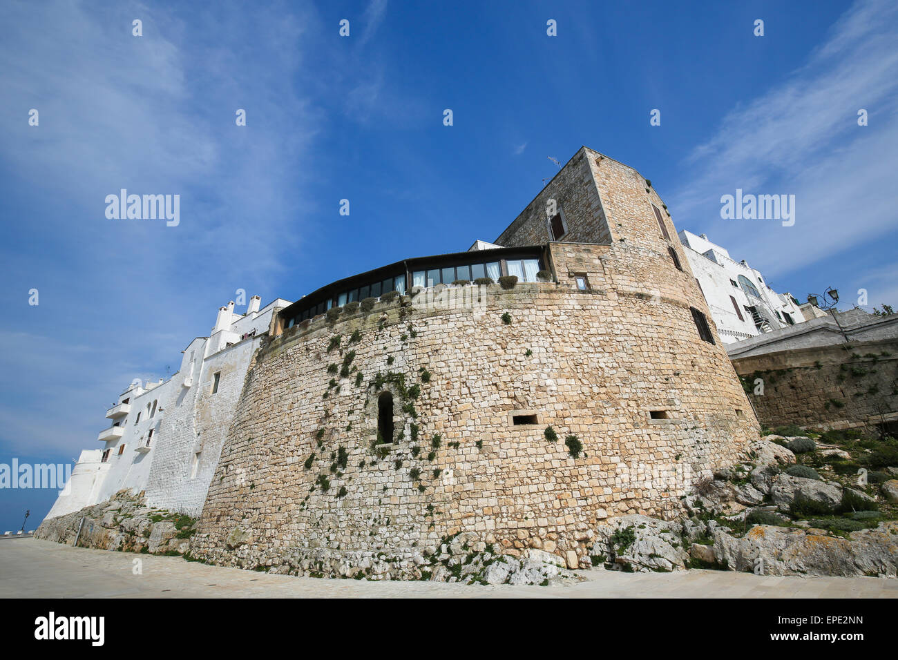 Mura della città medievale di Ostuni in Puglia, Italia meridionale, conosciuta come la Città Bianca o la Citta Bianca. Foto Stock