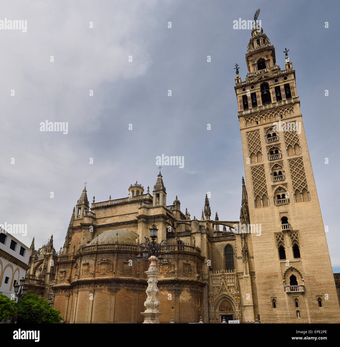 Cattedrale di Santa Maria di vedere da plaza Virgen de los reyes siviglia spagna Foto Stock