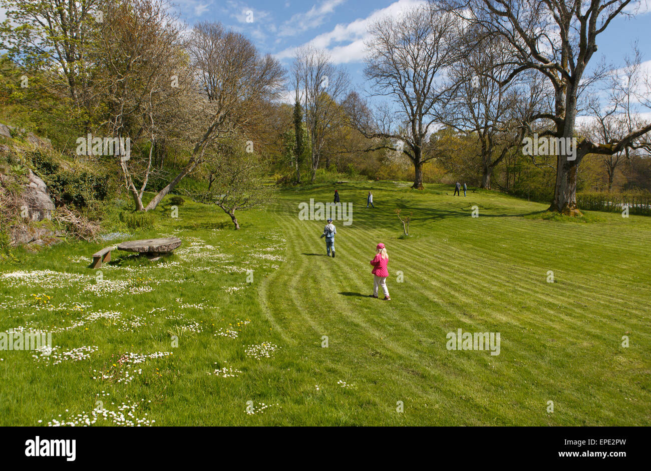 Giardino Sundsby a Tjörn isola in Svezia a inizio stagione estiva Foto Stock
