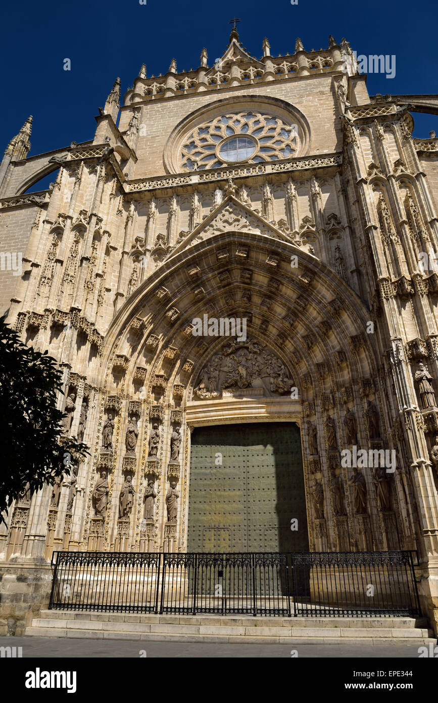 La porta principale dell'Assunzione di santa Maria di vedere la Cattedrale Seville Spagna Foto Stock