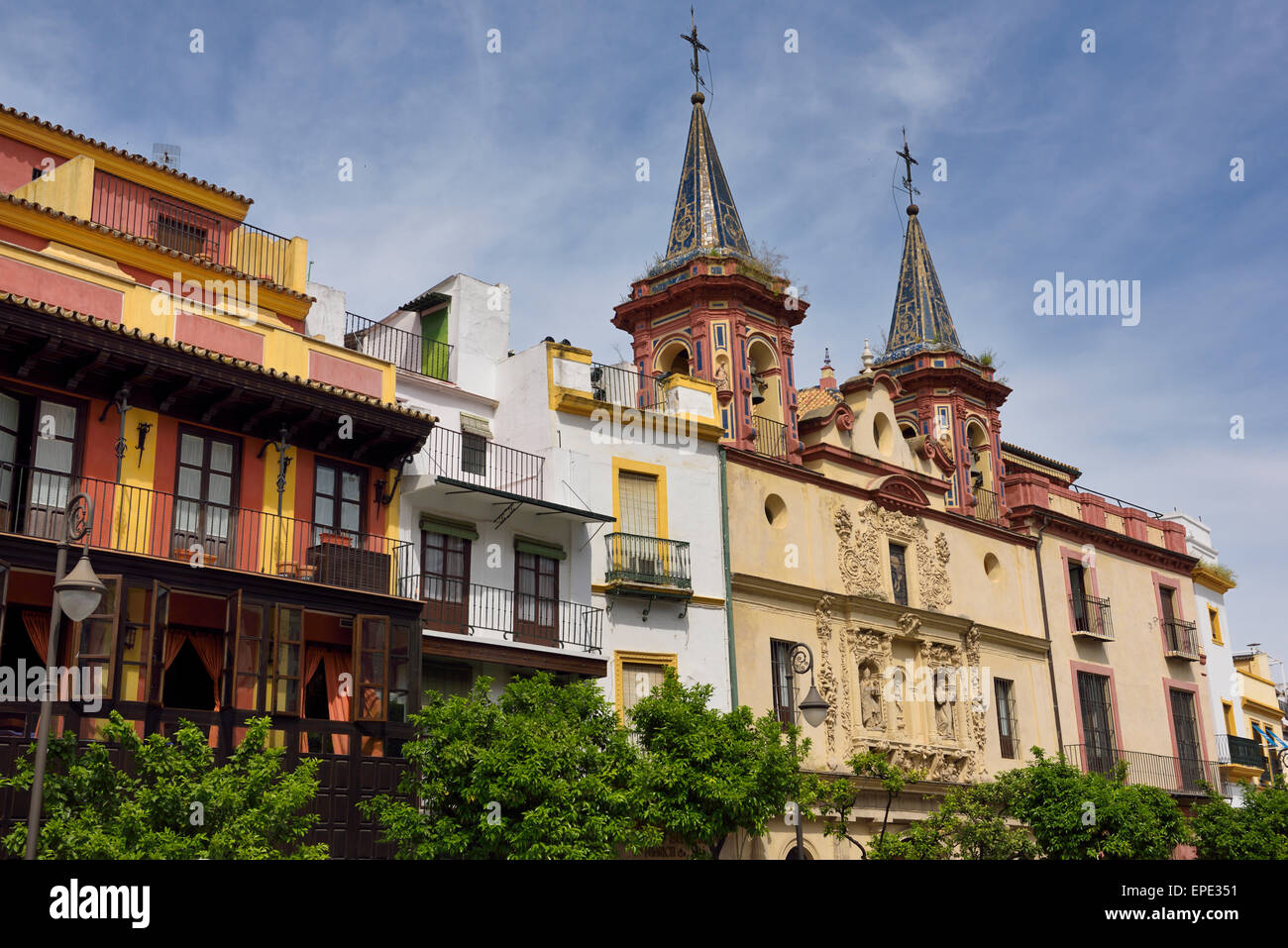 Campanili gemelli sulla chiesa all ospedale San Juan de Dios su Plaza del Salvador Siviglia Spagna Foto Stock