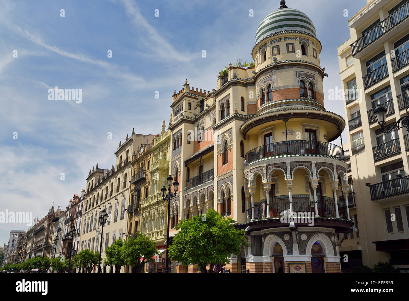L'edificio Adriatico alla fine di una fila di architettura storica su Consititution Avenue a Siviglia Spagna Foto Stock