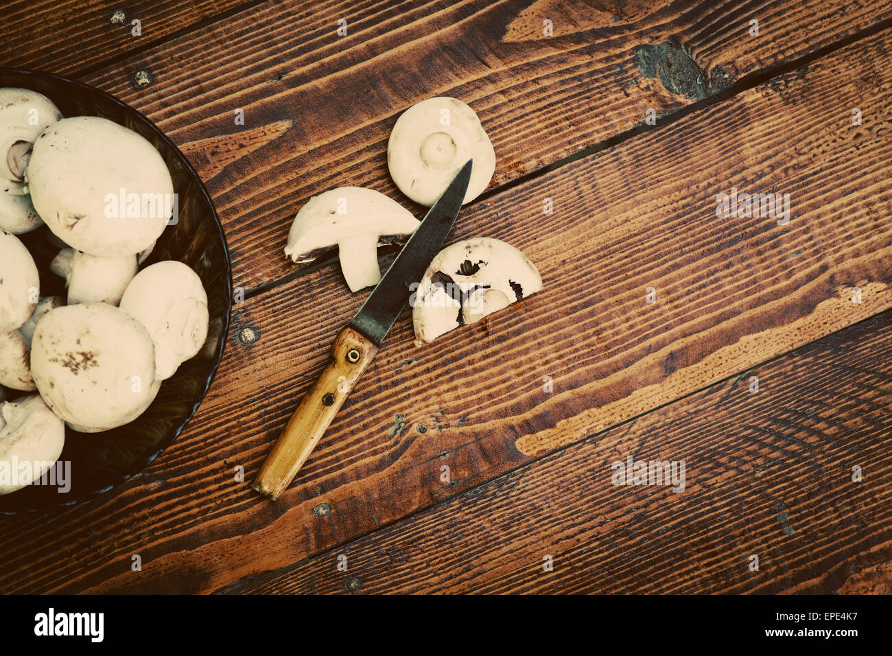 Funghi su un tavolo di legno Foto Stock