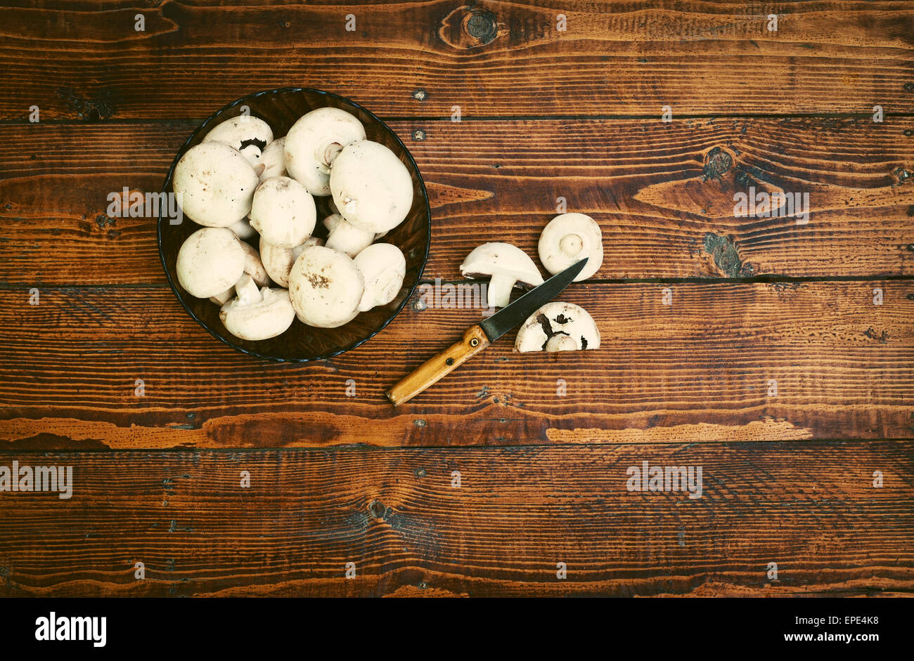 Funghi su un tavolo di legno Foto Stock