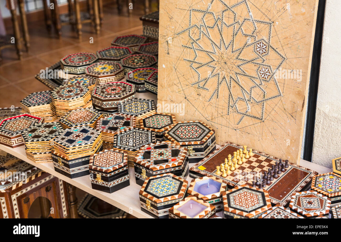 Fine tipici fatti a mano scatole di legno intarsiato - tradizionale realizzato localmente souvenir turistici da Granada, Andalusia, Spagna meridionale Foto Stock