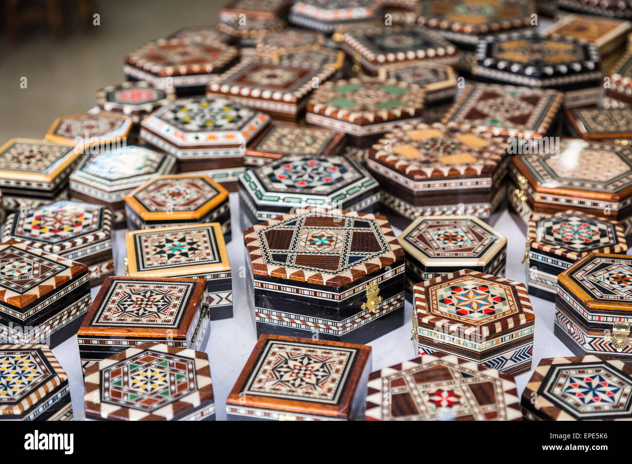 Fine tipici fatti a mano scatole di legno intarsiato - tradizionale realizzato localmente souvenir turistici da Granada, Andalusia, Spagna meridionale Foto Stock