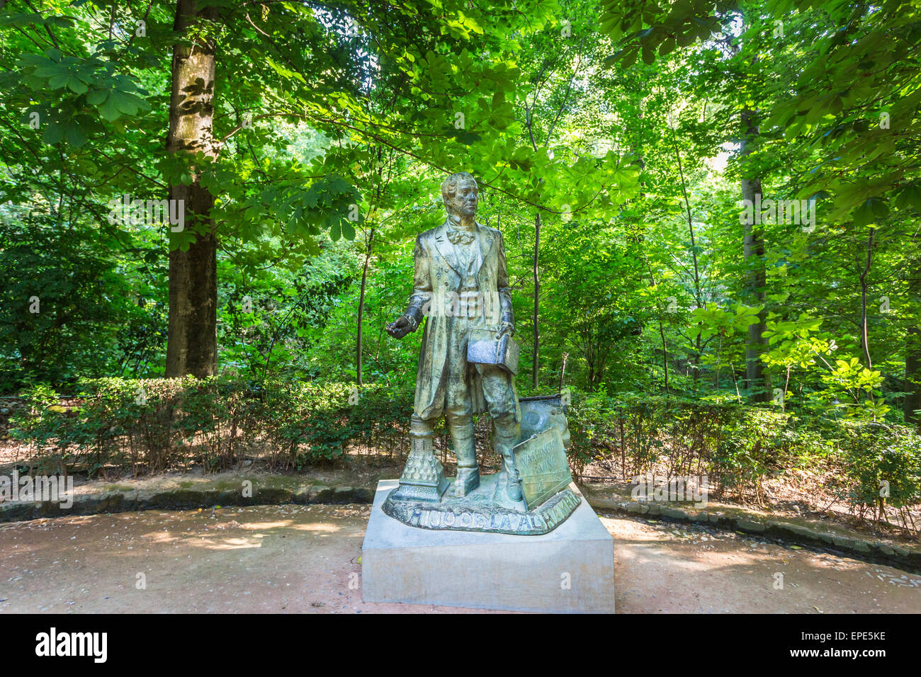 Statua di autore americano Washington Irving (1783-1859) nei boschi al di fuori dell'Alhambra di Granada, Andalusia Spagna meridionale Foto Stock