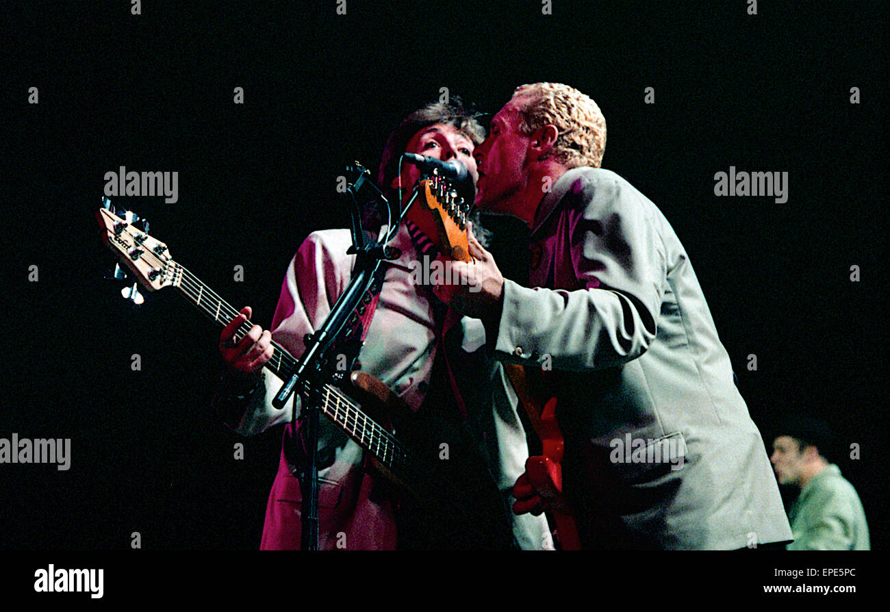 Washington, DC. 7-4-1990 Paul McCartney e Hamish Stuart in concerto per il quarto di luglio. La Paul McCartney World Tour è stato Foto Stock