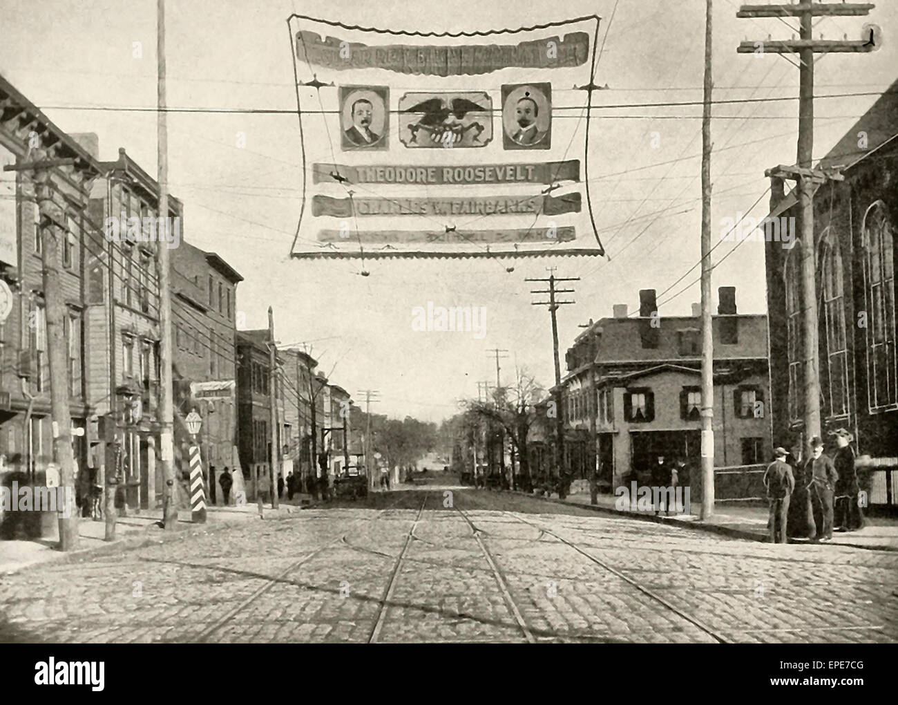 Albany Street, da George Street, guardando a Nord. New Brunswick, NJ, circa 1904. Theodore Roosevelt e Charles Fairbanks banner della campagna Foto Stock