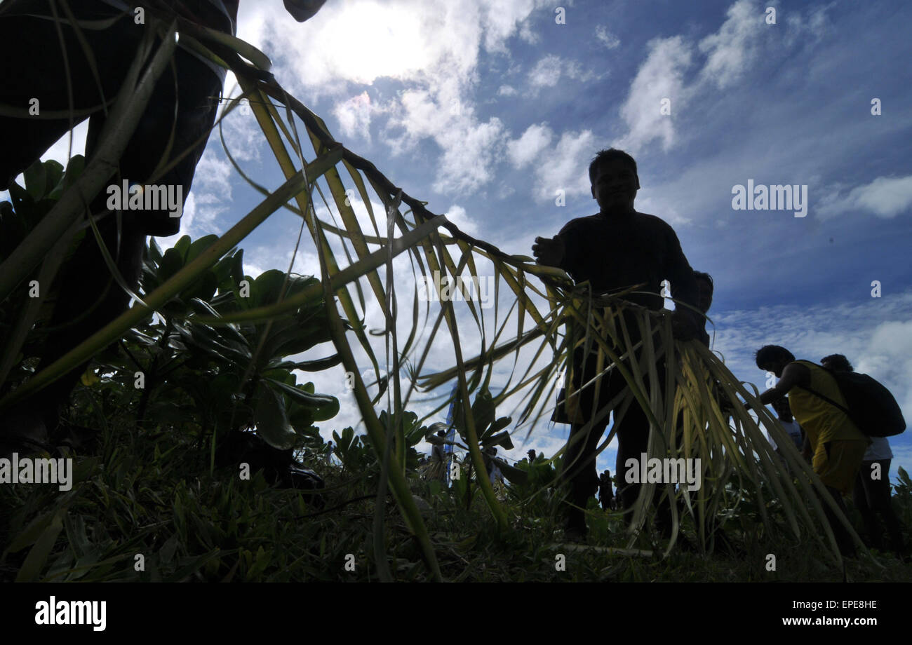 Talaud, Indonesia. Il 17 maggio 2015. Persone unite in una tradizionale cerimonia chiamato 'Mane'e'. Mane'e è una tradizionale cerimonia per la cattura di pesci da indigeni o comunità tradizionali in Nanusa, Talaud Islands, Nord Sulawesi. A questo rituale, tutte le attrezzature che verranno utilizzati per la tradizionale processione Mane'e è anche pregato. Questa tradizione anche sono condotte solo in maggio o in giugno quando la alta e la bassa marea ha raggiunto il suo picco in cui auspicio fine Eha periodo. Un periodo di divieto di prendere i prodotti marini per un anno. © Inayah Azmih Atifah/Pacific Press/Alamy Live News Foto Stock