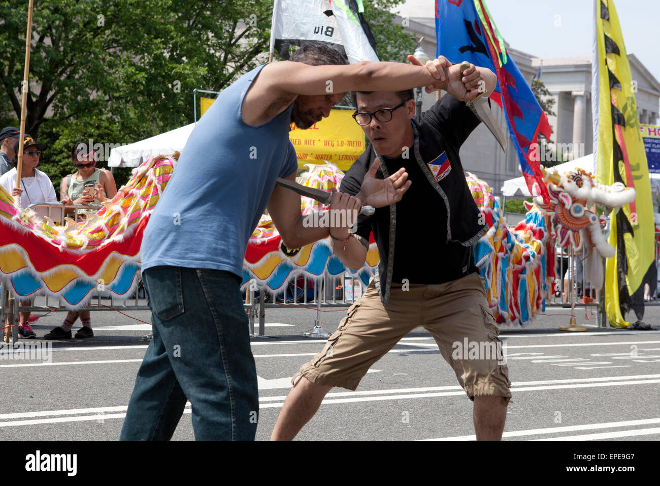 Gli uomini di eseguire Eskrima combattimenti coltello (Filippino arte marziale) - National Asian Heritage Festival - Washington DC, Stati Uniti d'America Foto Stock
