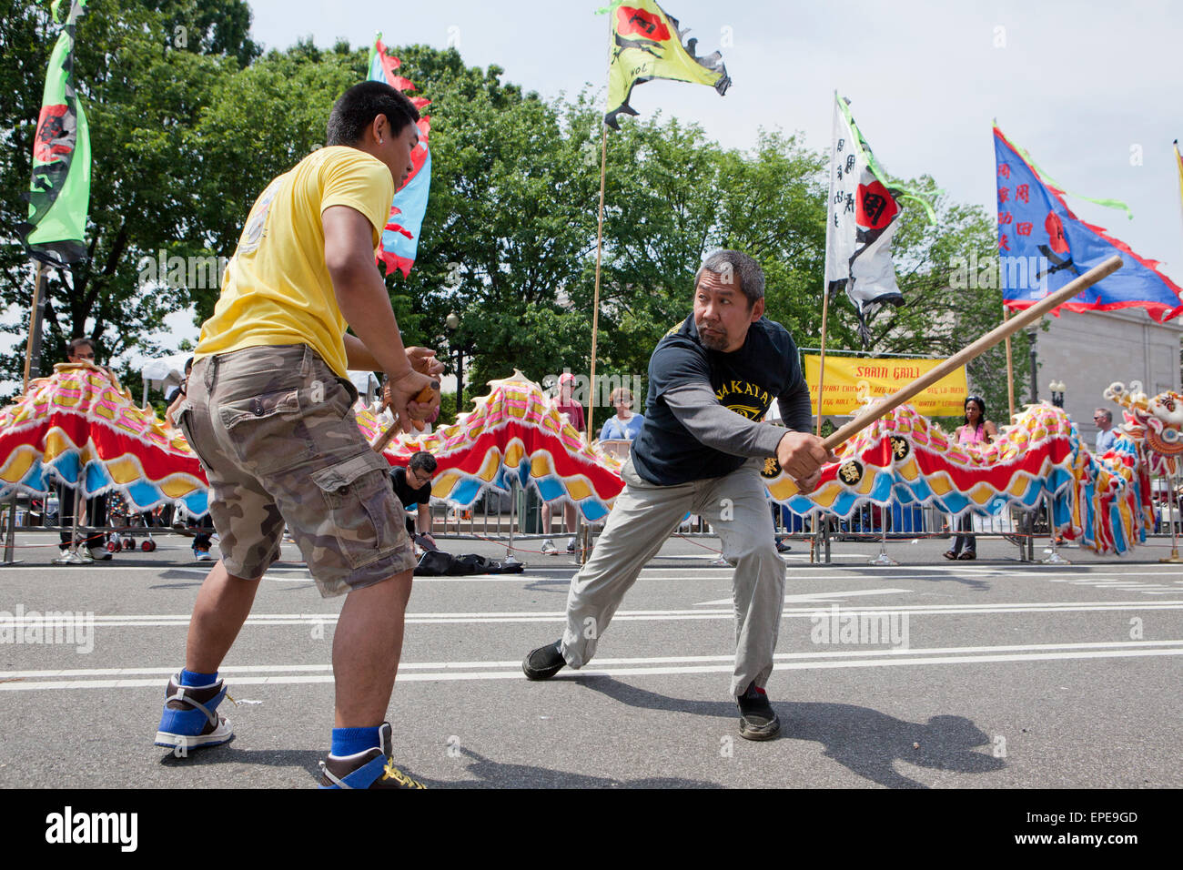 Gli uomini di eseguire Eskrima baton combattimenti (Filippino arte marziale) - National Asian Heritage Festival - Washington DC, Stati Uniti d'America Foto Stock