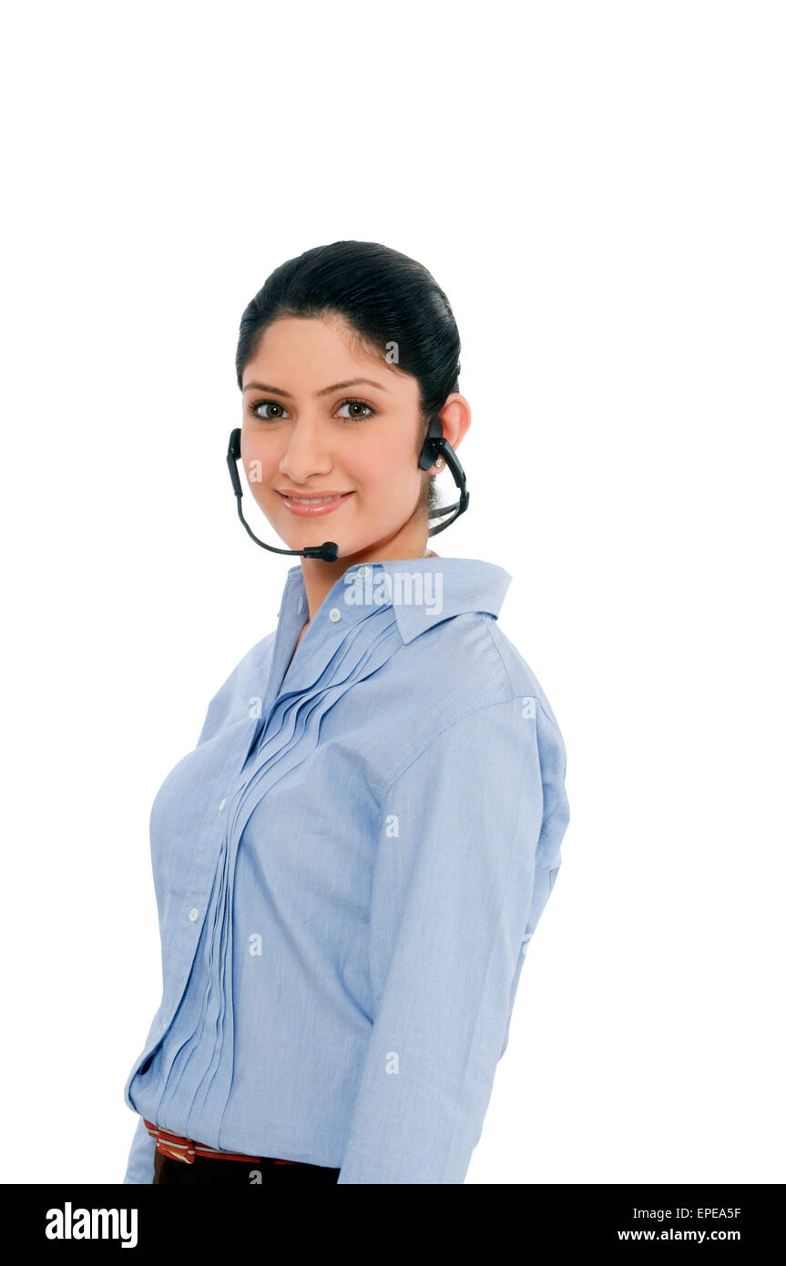 Una imprenditrice che indossano le cuffie e sorridente Foto Stock