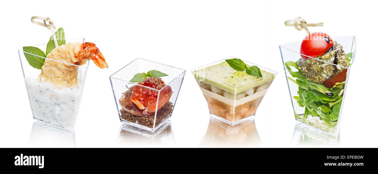 Varietà di antipasti in vetri trasparenti. Spuntini. Finger food. Foto Stock
