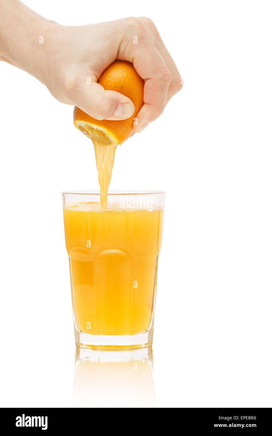 Mano spreme il succo di arancia. Freschezza,mangiare sano concetto. Foto Stock
