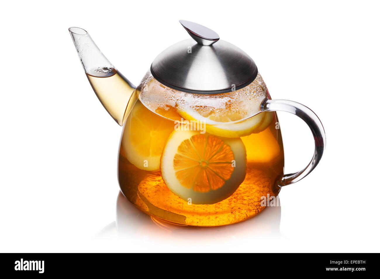 Teiera piena di tè al limone. Sun tea.mangiare sano concetto. Foto Stock