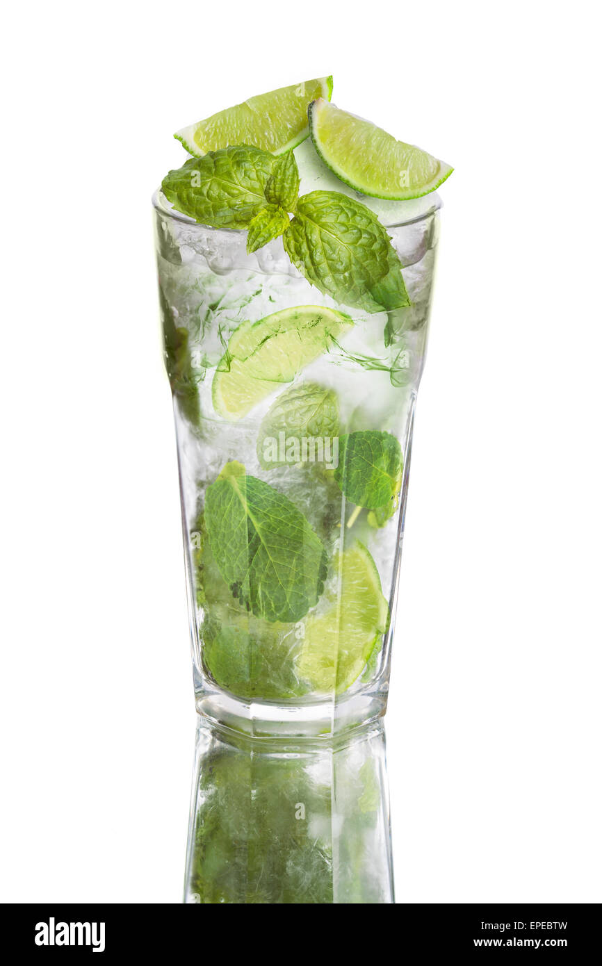 Il Mojito isolato su bianco. Popolari cocktail alcolico con calce, menta e rum Foto Stock