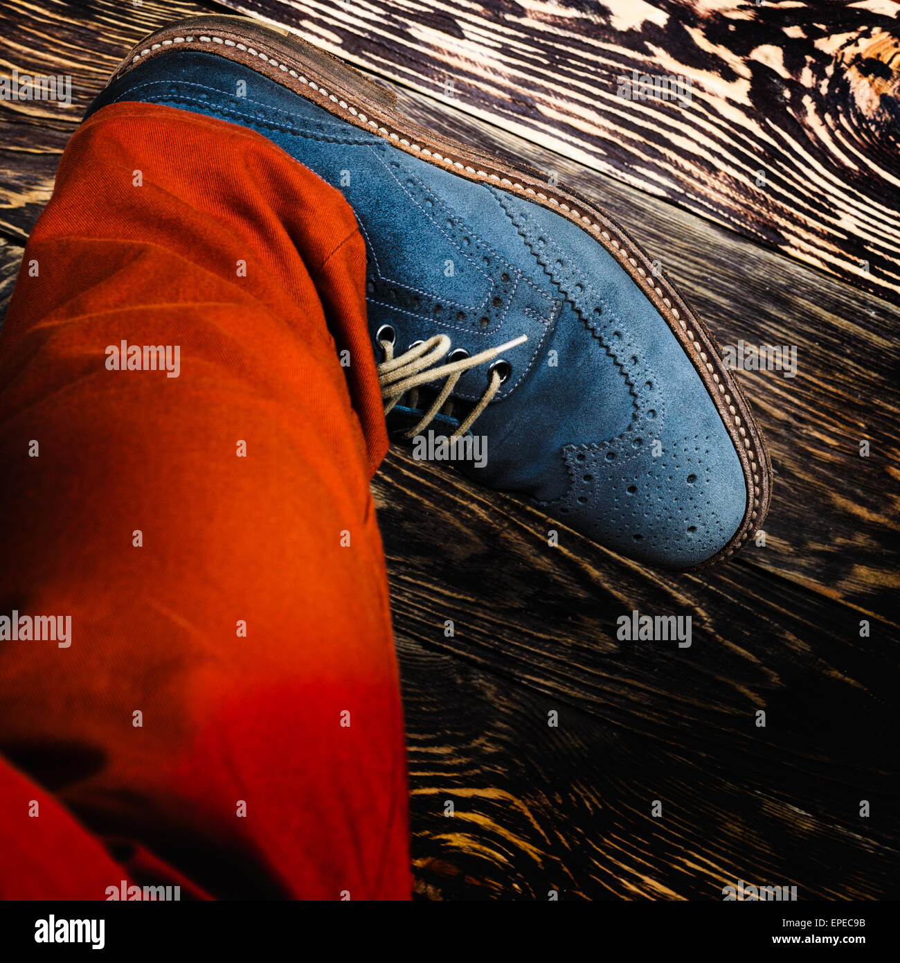 Close up di uomini brogues (noto anche come derbies,gibsons o wingtips) Realizzato da Blue Suede oliato. Arancione pantaloni radiante e blu Foto Stock