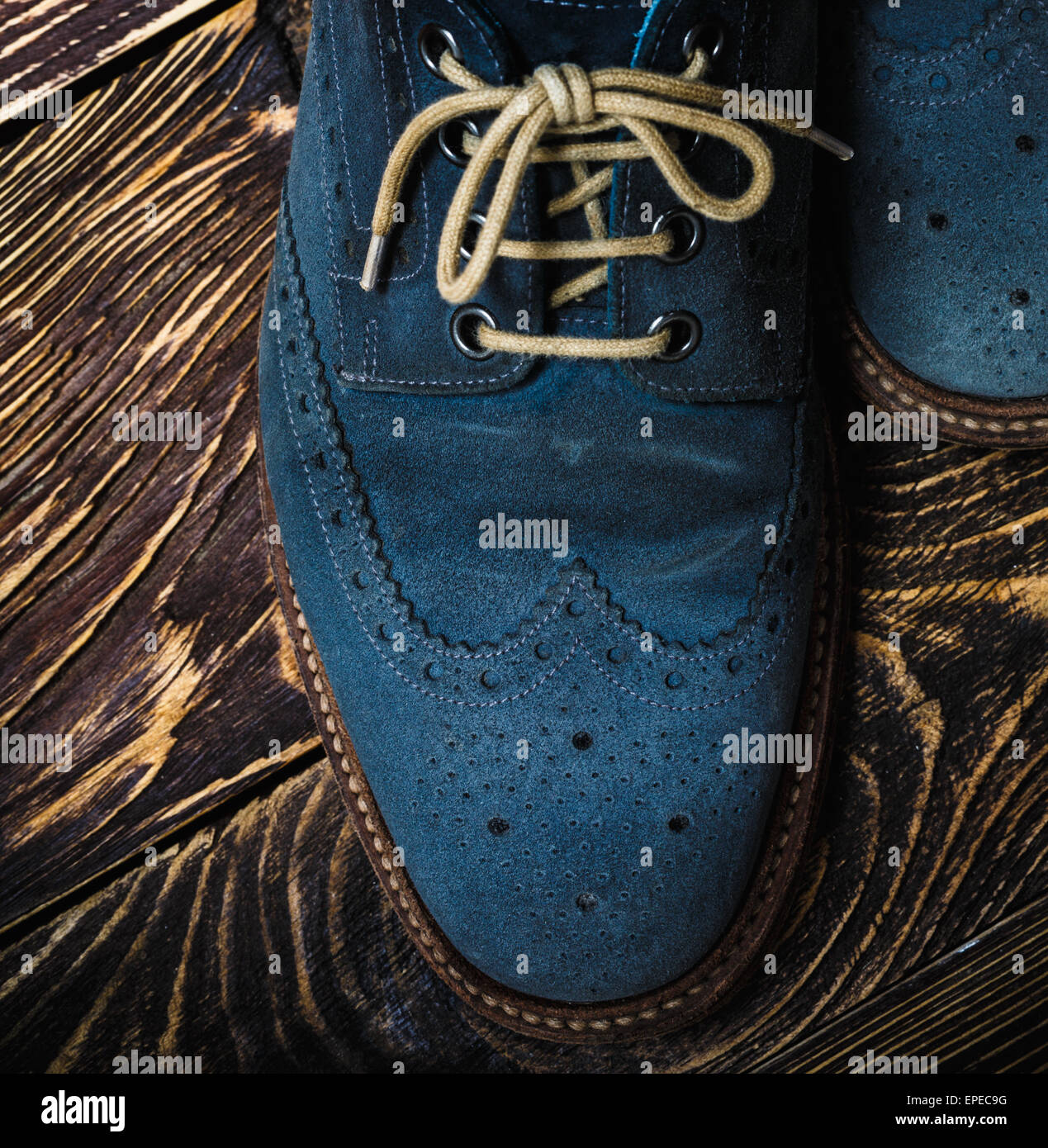 Close up di uomini brogues (noto anche come derbies,gibsons o wingtips) Realizzato da Blue Suede oliato. Foto Stock