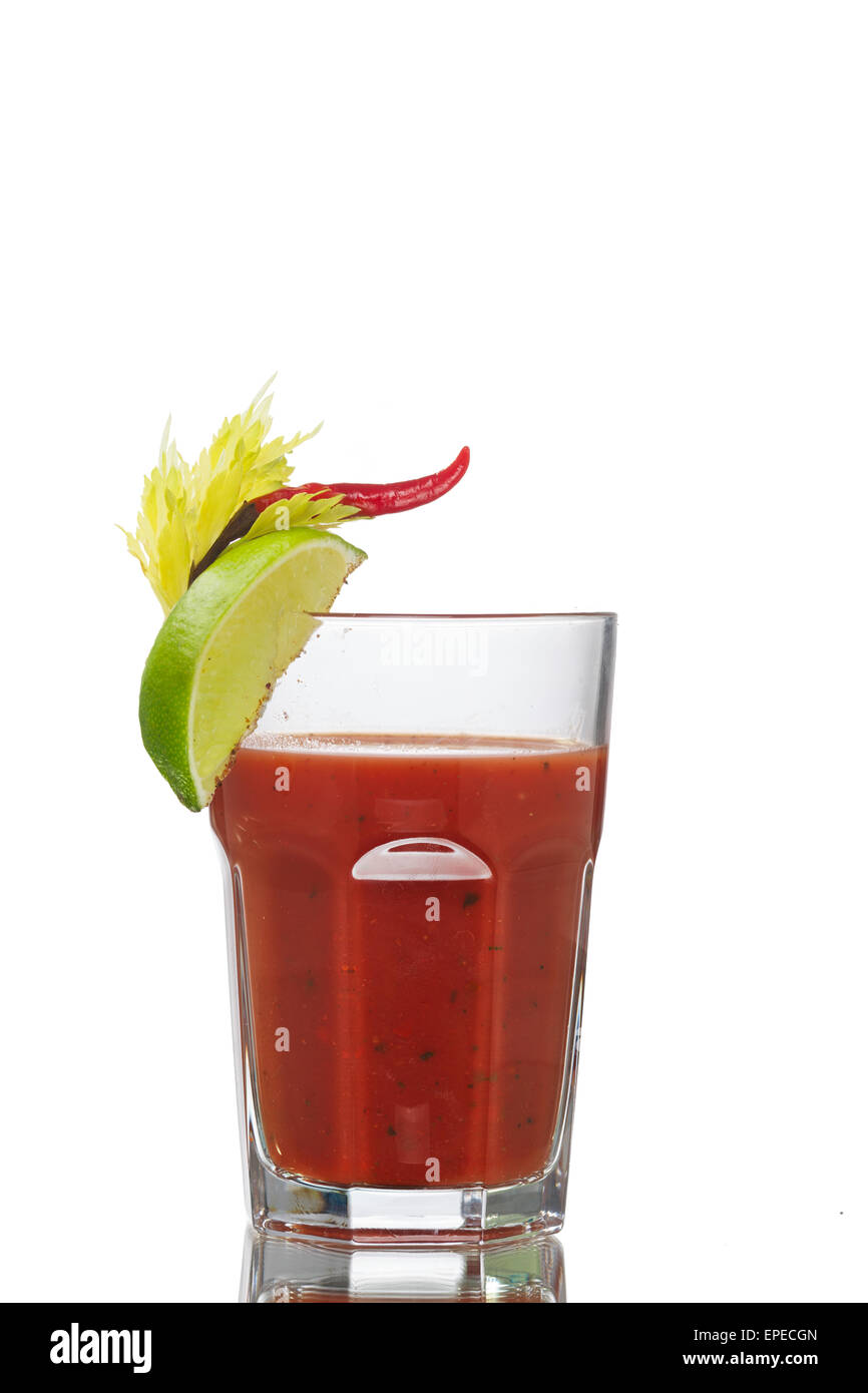 Bloody Mary cocktail alcoolico isolato su bianco Foto Stock