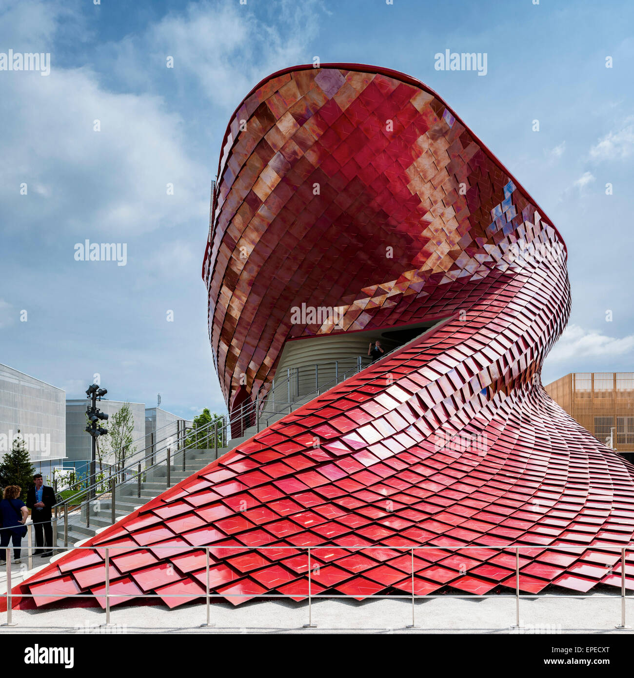 Vista frontale con scalinata a sinistra. Milano Expo 2015, Padiglione Vanke, Milano, Italia. Architetto: Daniel Libeskind, 2015. Foto Stock