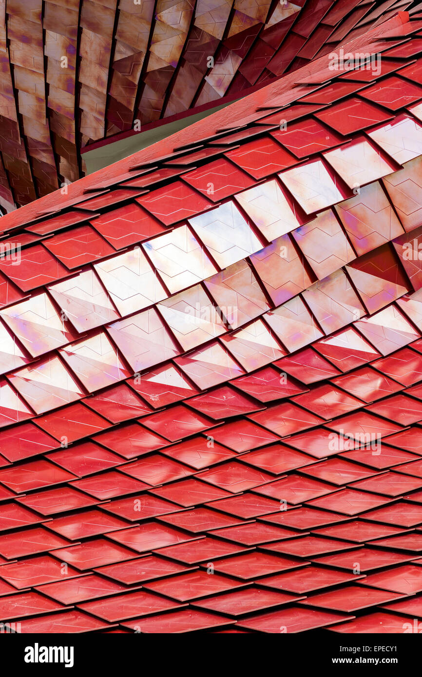 La facciata esterna dettaglio con motivo geometrico di tegole rosse. Milano Expo 2015, Padiglione Vanke, Milano, Italia. Architetto: Daniel L Foto Stock