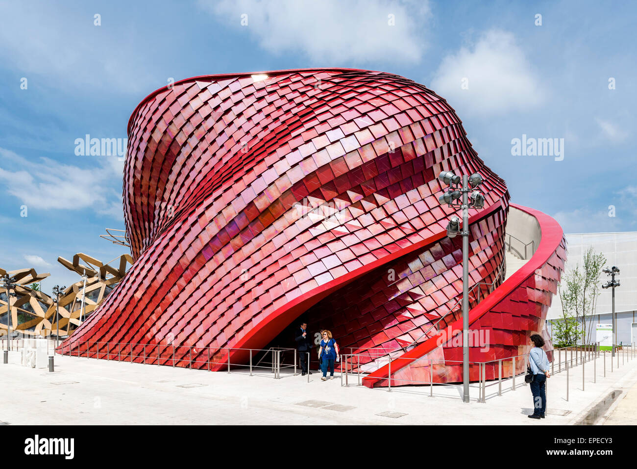 Elevazione con esterno scale a spirale. Milano Expo 2015, Padiglione Vanke, Milano, Italia. Architetto: Daniel Libeskind, 2015. Foto Stock
