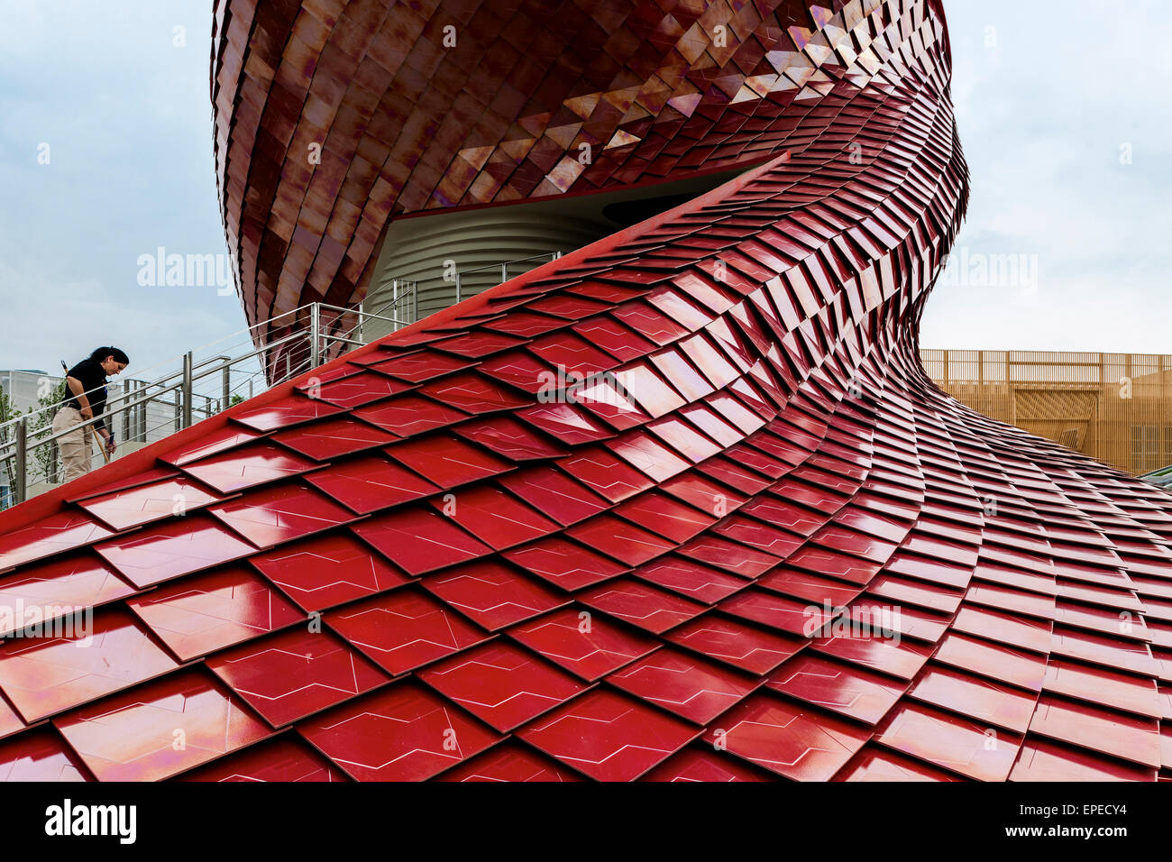 Dettaglio del modello di tegola con scala. Milano Expo 2015, Padiglione Vanke, Milano, Italia. Architetto: Daniel Libeskind, 2015. Foto Stock