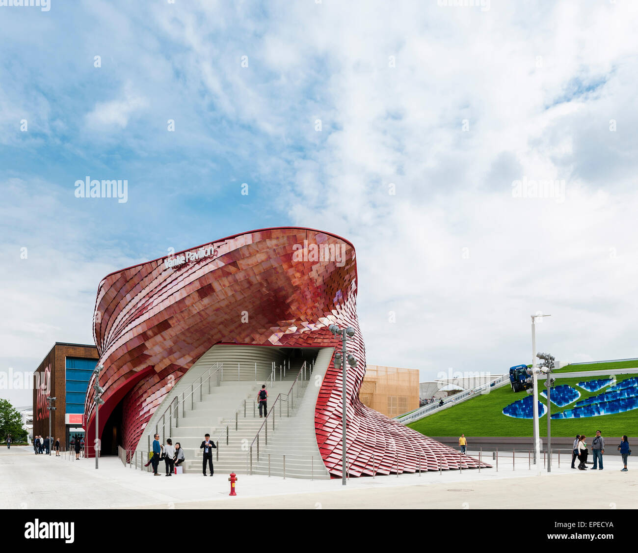 Vista distante con grande scalinata e contesto. Milano Expo 2015, Padiglione Vanke, Milano, Italia. Architetto: Daniel Libeskind, 2015. Foto Stock