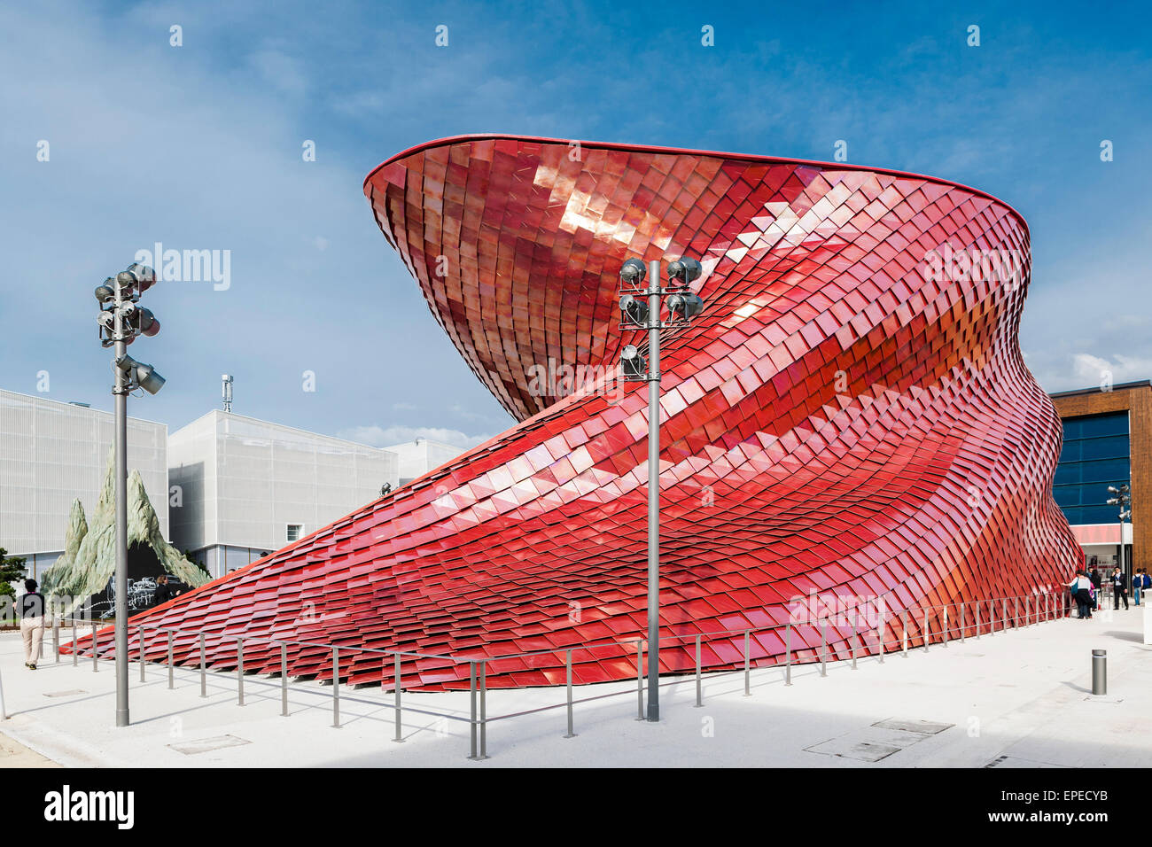 Una scultura, facciata a serpentina. Milano Expo 2015, Padiglione Vanke, Milano, Italia. Architetto: Daniel Libeskind, 2015. Foto Stock