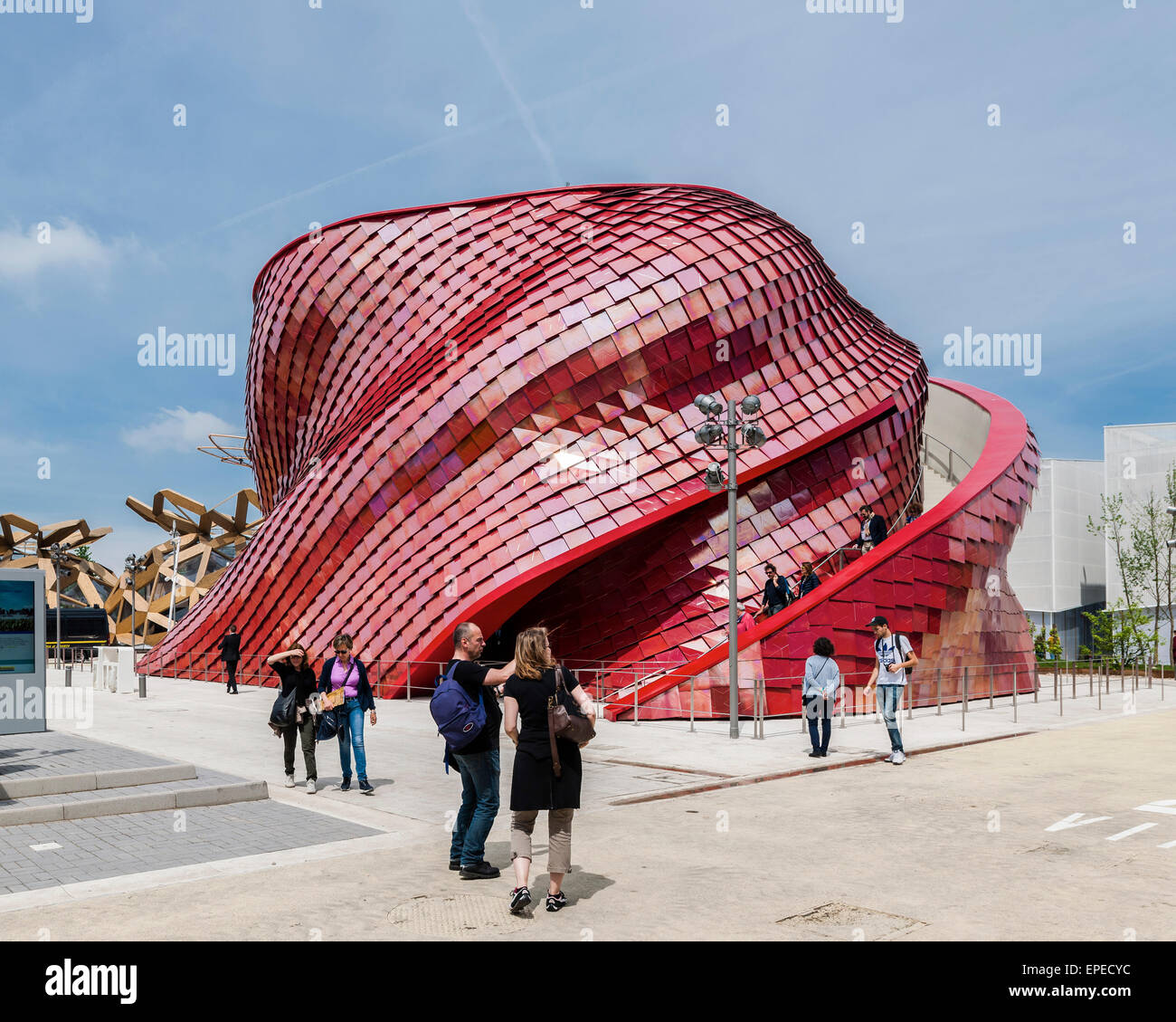Serpentino e facciata scultorea con la scalinata esterna. Milano Expo 2015, Padiglione Vanke, Milano, Italia. Architetto: Daniel Libesk Foto Stock