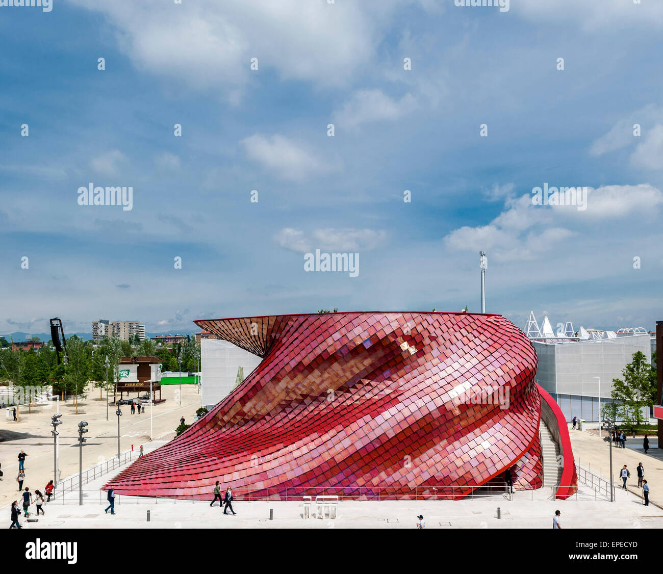 Vista in elevazione con il contesto sul sito espositivo. Milano Expo 2015, Padiglione Vanke, Milano, Italia. Architetto: Daniel Libeskind, 2015. Foto Stock