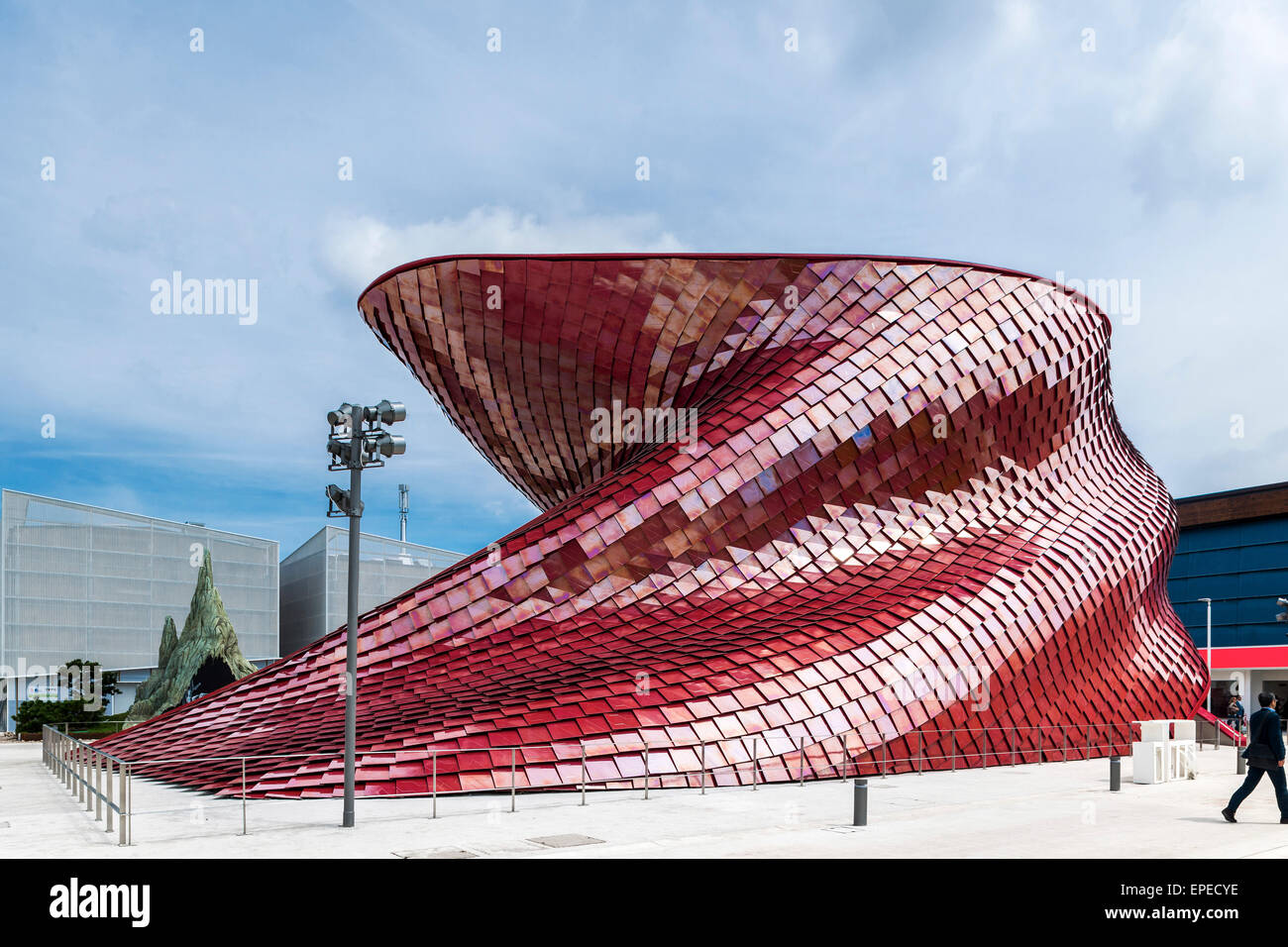 Serpentino e facciata scultorea. Milano Expo 2015, Padiglione Vanke, Milano, Italia. Architetto: Daniel Libeskind, 2015. Foto Stock
