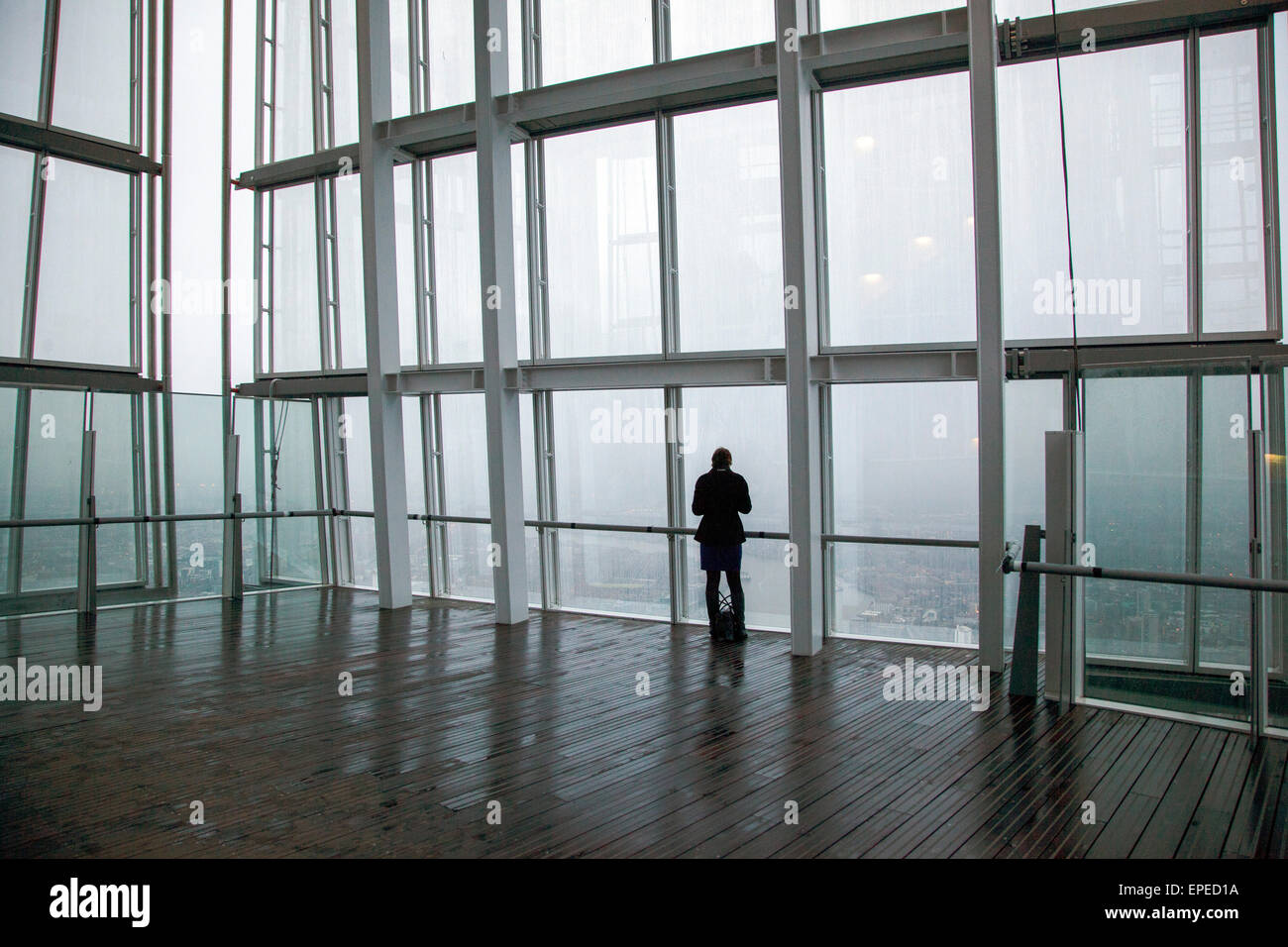 La figura guardare le nuvole che si muovono in su Londra. La Shard, Londra, Regno Unito. Architetto: Renzo Piano Building Workshop, 2 Foto Stock La figura guardare le nuvole che si muovono in su Londra. La Shard, Londra, Regno Unito. Architetto: Renzo Piano Building Workshop, 2 Foto Stock