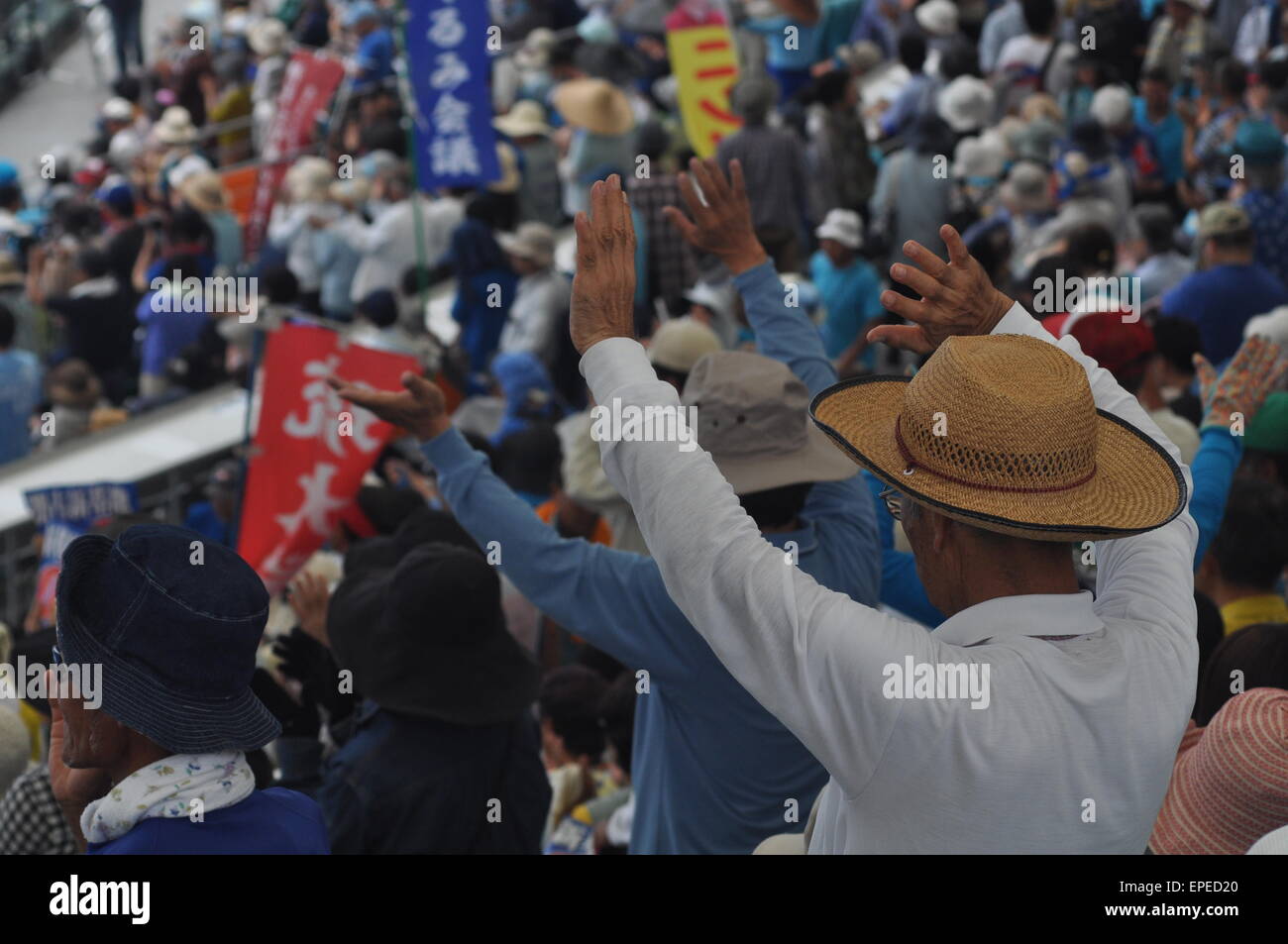 Naha, Okinawa, in Giappone: pacifisti durante una massiccia manifestazione contro le basi americane Foto Stock