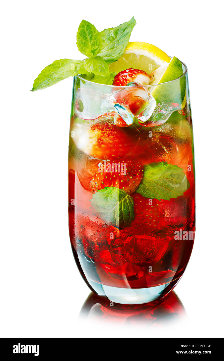 Strawberry mojito in elegante vetro highball senza paglia. Cold cocktail rinfrescante con lime e foglie di menta. Tradizionale con mojito Foto Stock