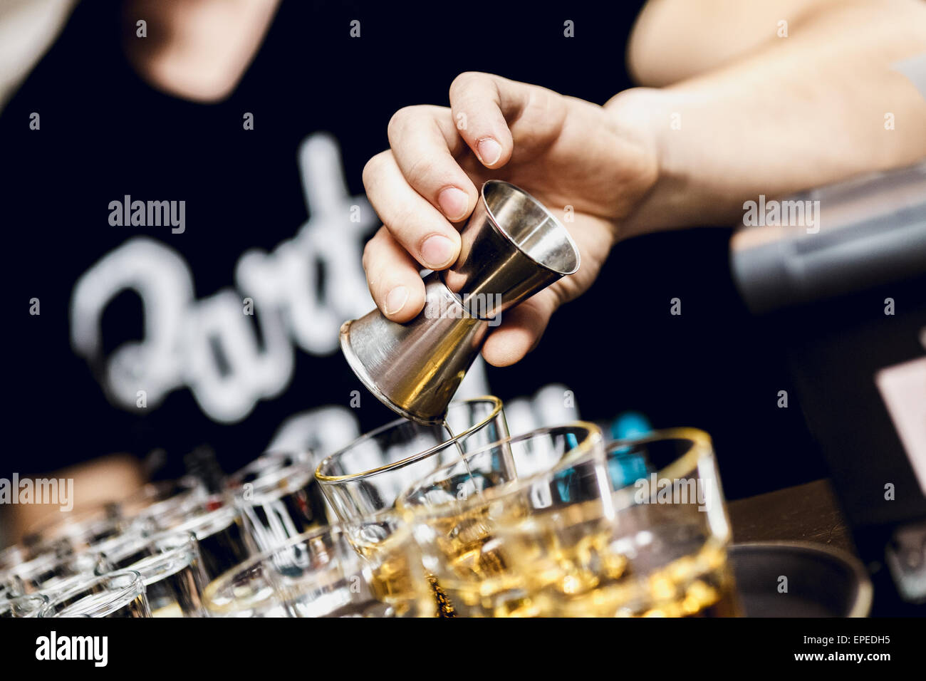 Processo di brandy analizzato da jigger di vetro snifter Foto Stock