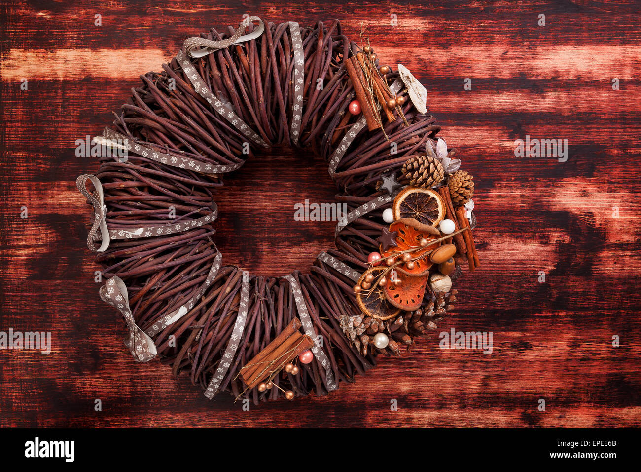 Corona di avvento su sfondo di legno con copyspace. Decorazione di natale. Foto Stock