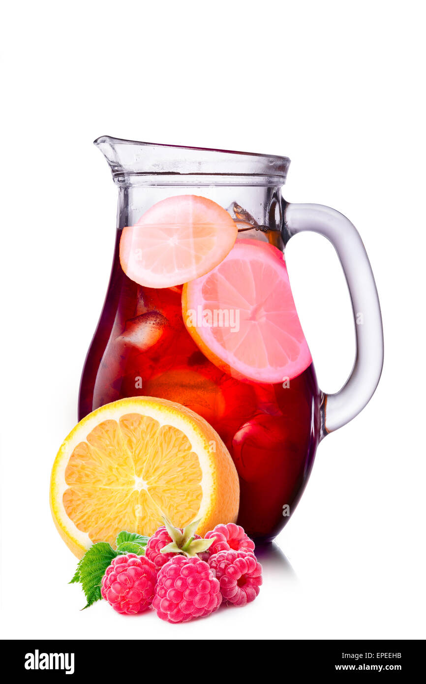 Limonata ghiacciata con arancia e lampone. Aranciata in una brocca Foto Stock