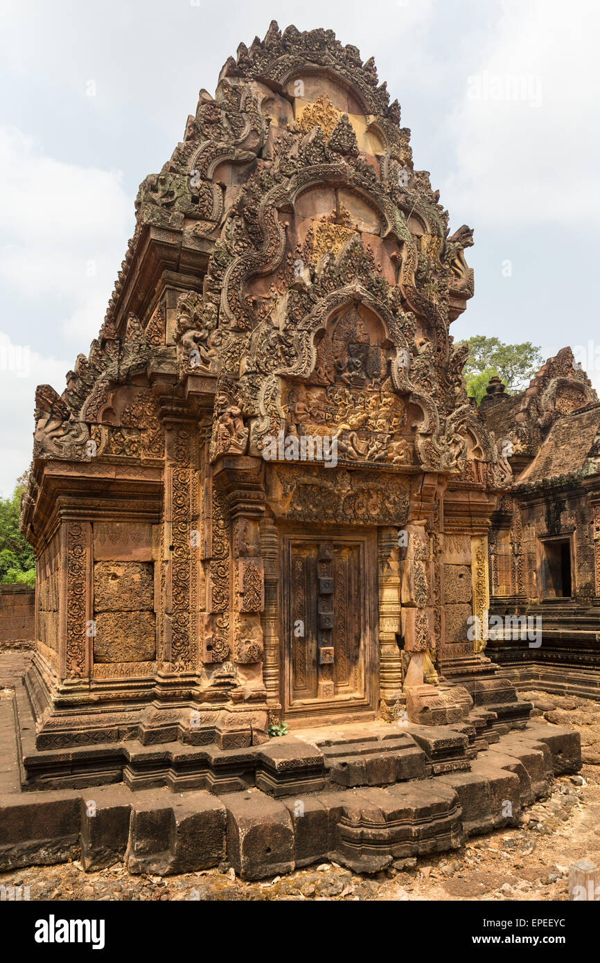 Bassorilievo in pietra arenaria, ingresso alla biblioteca del sud accanto al Prasat Khmer, tempio indù Banteay Srei Foto Stock