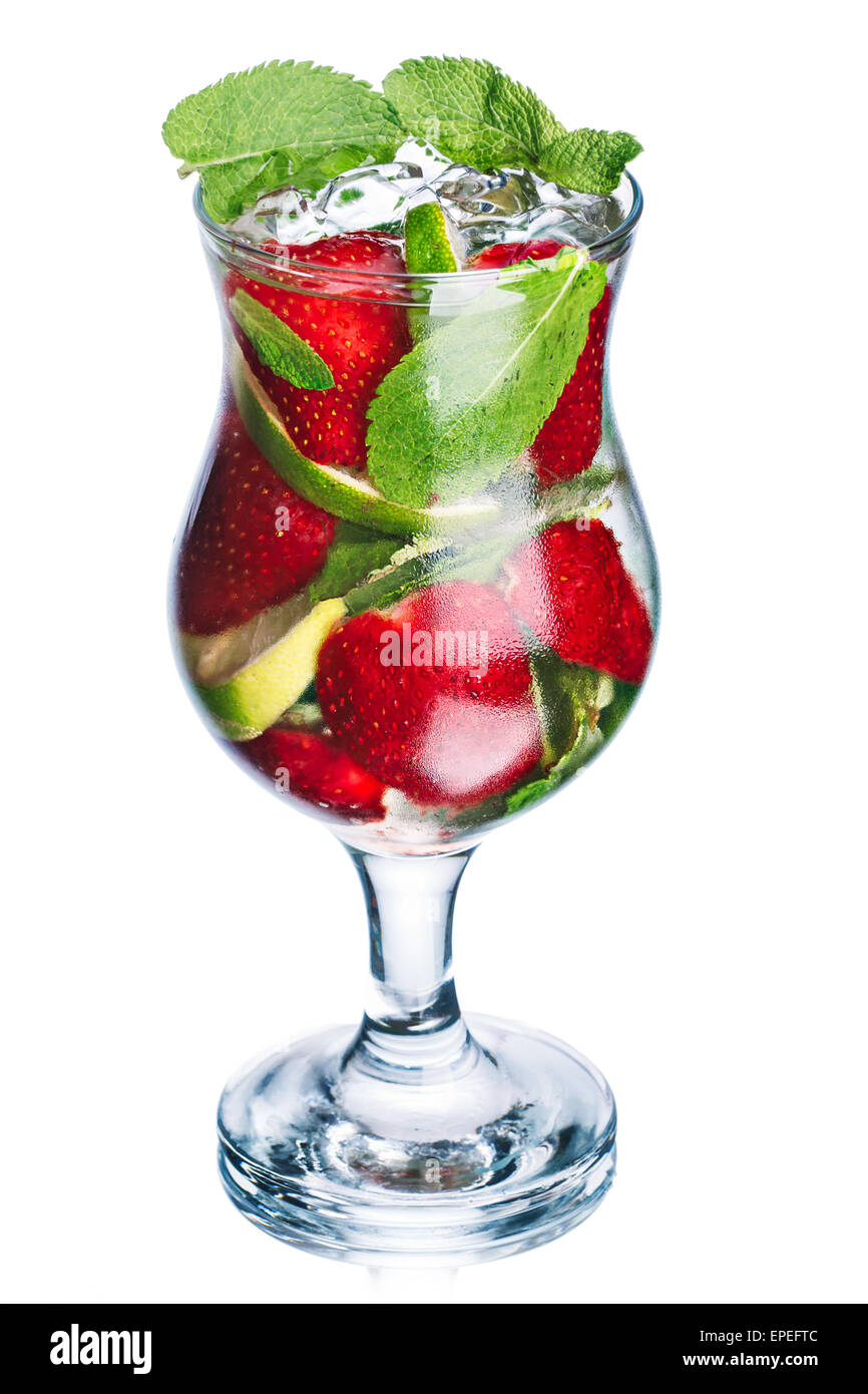 Strawberry mojito in vetro di uragano. Cold cocktail rinfrescante con lime e foglie di menta. Vista in elevazione Foto Stock