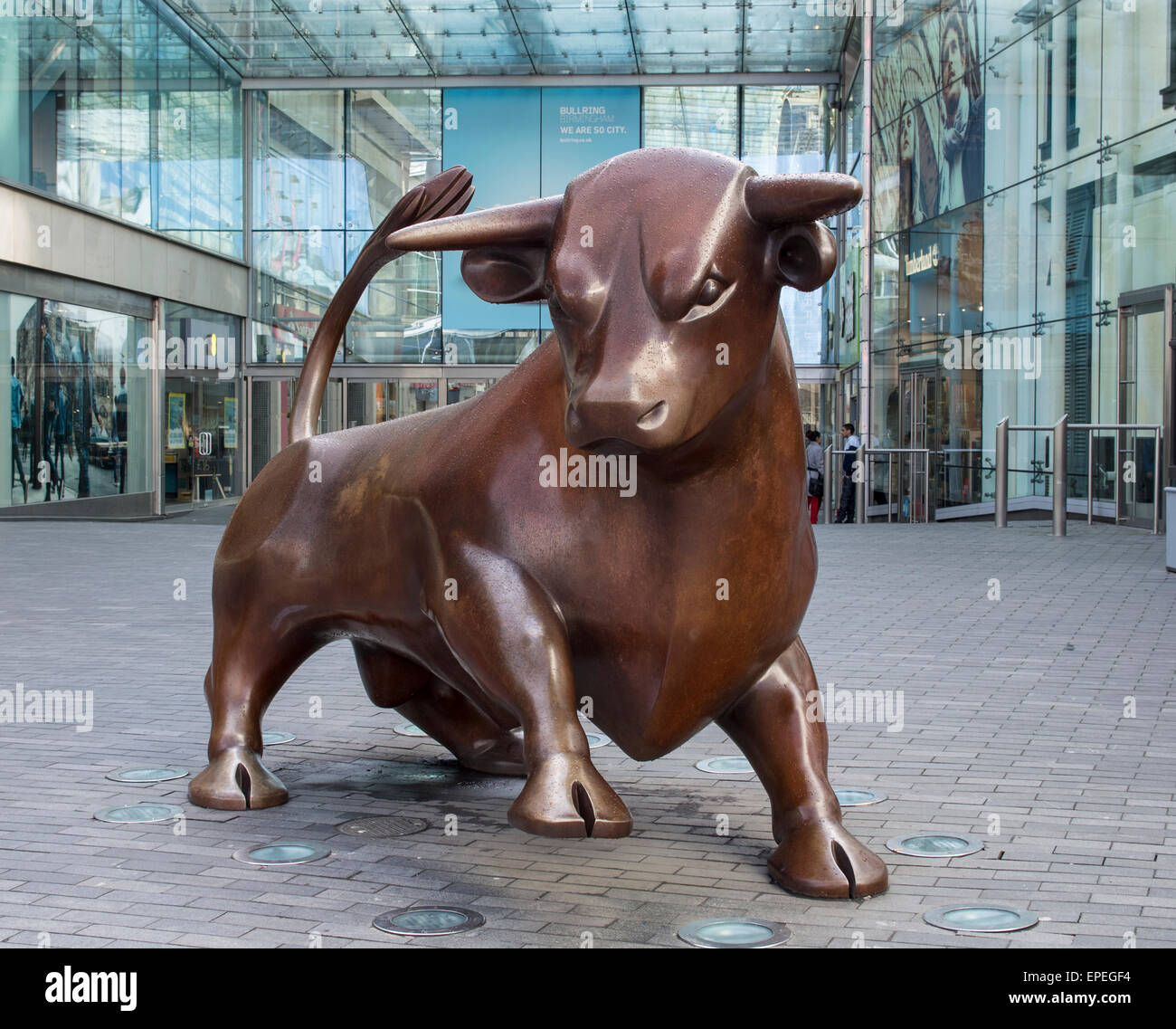 Il toro a 7 ft. scultura in bronzo di Laurence Broderick nella corrida Centre Birmingham REGNO UNITO Foto Stock