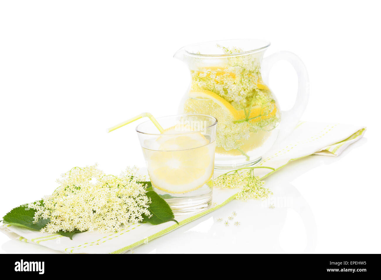 Il sambuco limonata fresca con limone e calce e il sambuco blossom isolati su sfondo bianco. Estate fresca bibita salutare Foto Stock
