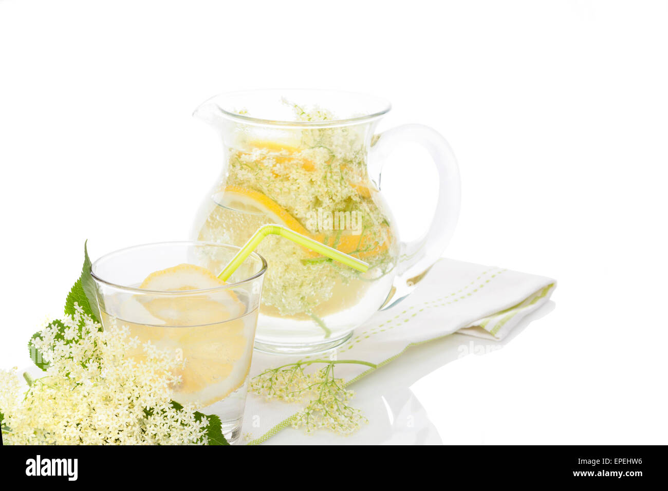 Il sambuco limonata fresca con limone e calce e il sambuco blossom isolati su sfondo bianco. Estate fresca bibita salutare. Foto Stock
