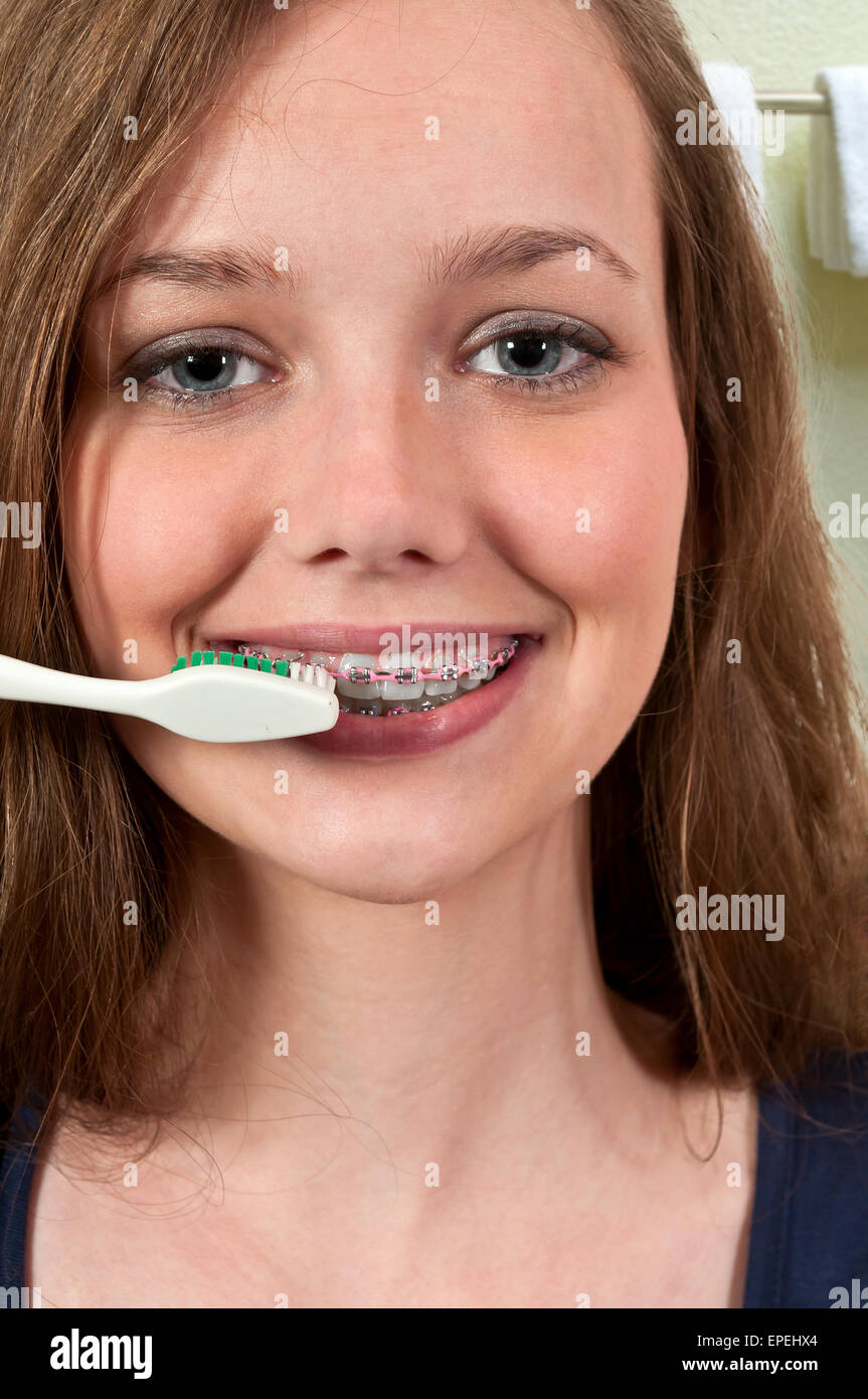 Bella Donna adolescente spazzolatura dei denti Foto Stock