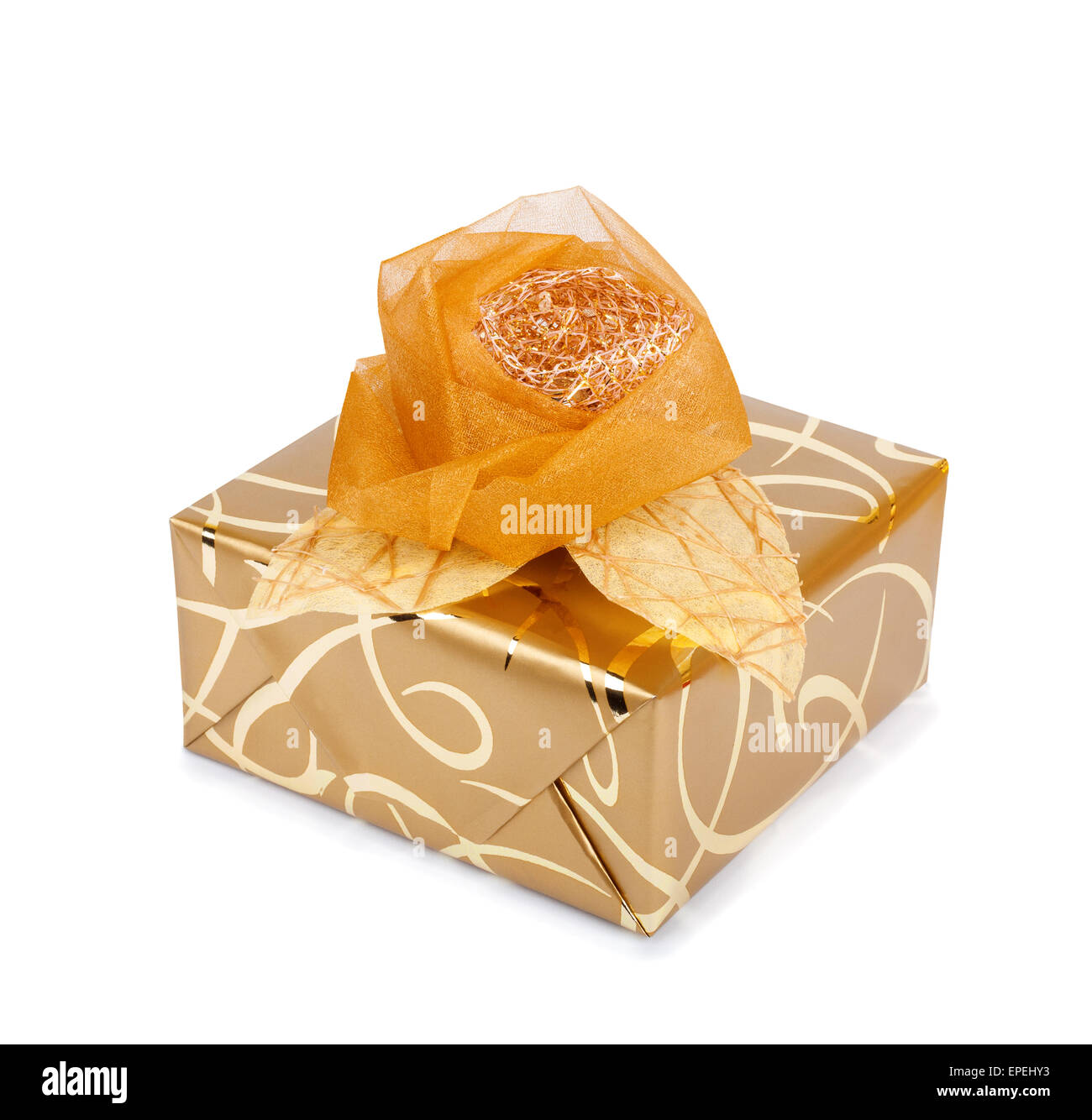 Bella confezione regalo in carta oro con una rosa di seta isolato su uno sfondo bianco Foto Stock