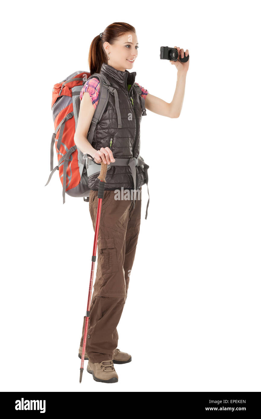 Giovani femmine escursionista tenere la fotocamera isolati su sfondo bianco, stando in piedi in pieno lunghezza indossando outdoor escursionismo vestito. Foto Stock