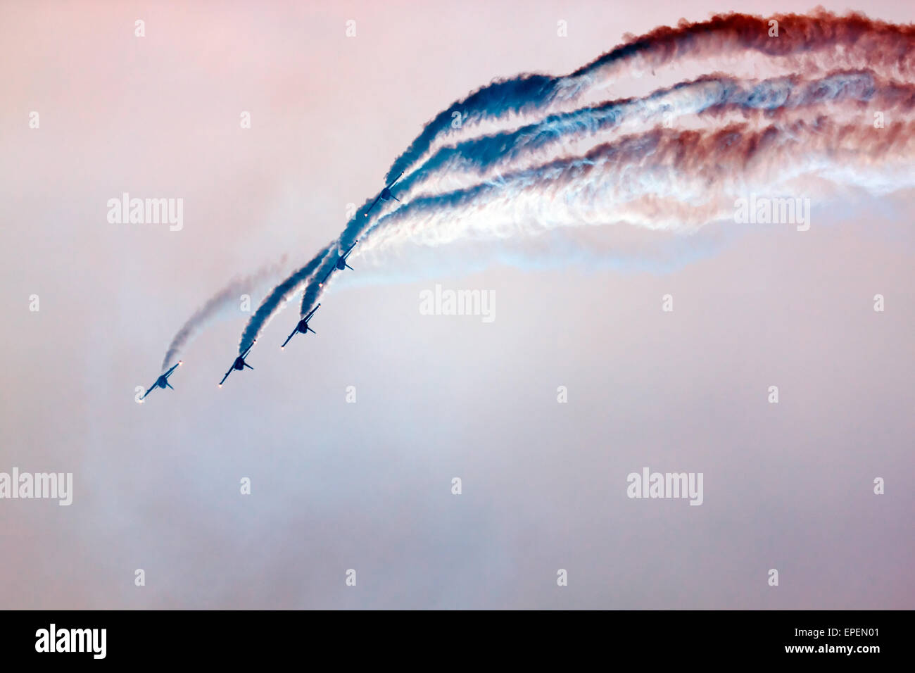 Sport d'aria cinque aeromobili eseguire manovre in cielo Foto Stock